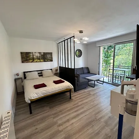 Halfway Between And Cdg Apartman *