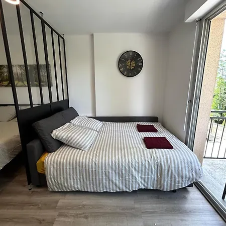 Apartament Halfway Between And Cdg