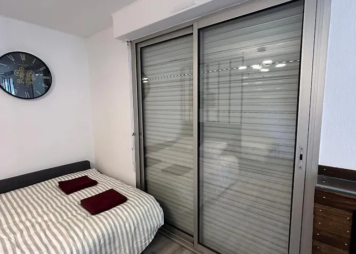 Halfway Between And Cdg Apartman