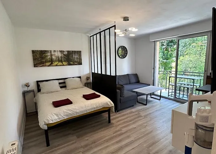 Halfway Between And Cdg Apartman *