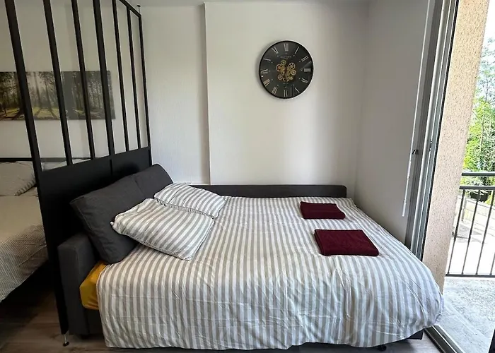 Apartman Halfway Between And Cdg