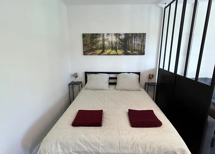 Halfway Between And Cdg Apartman