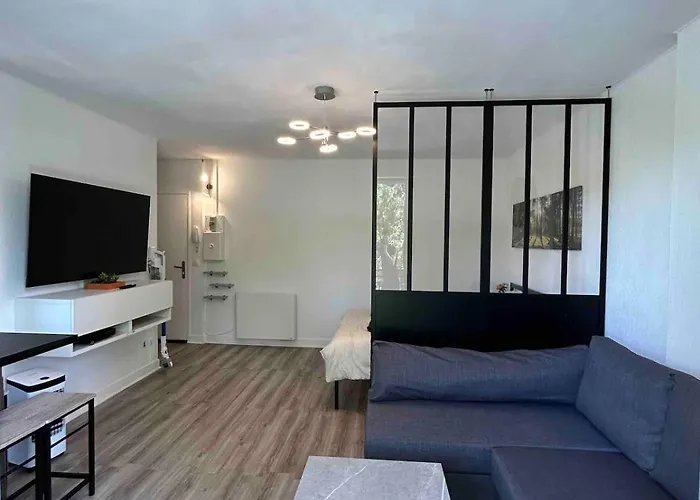 Apartman Halfway Between And Cdg *